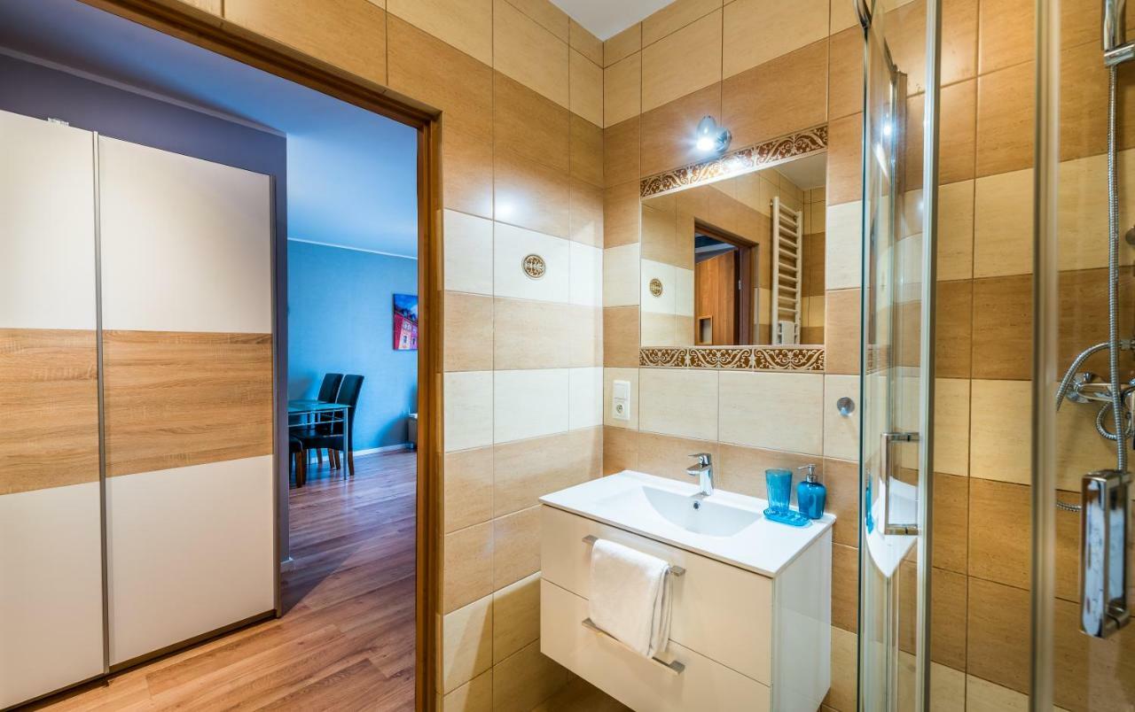 Apartament B&F Garbary Poznan Business & Family - Parking Exterior photo
