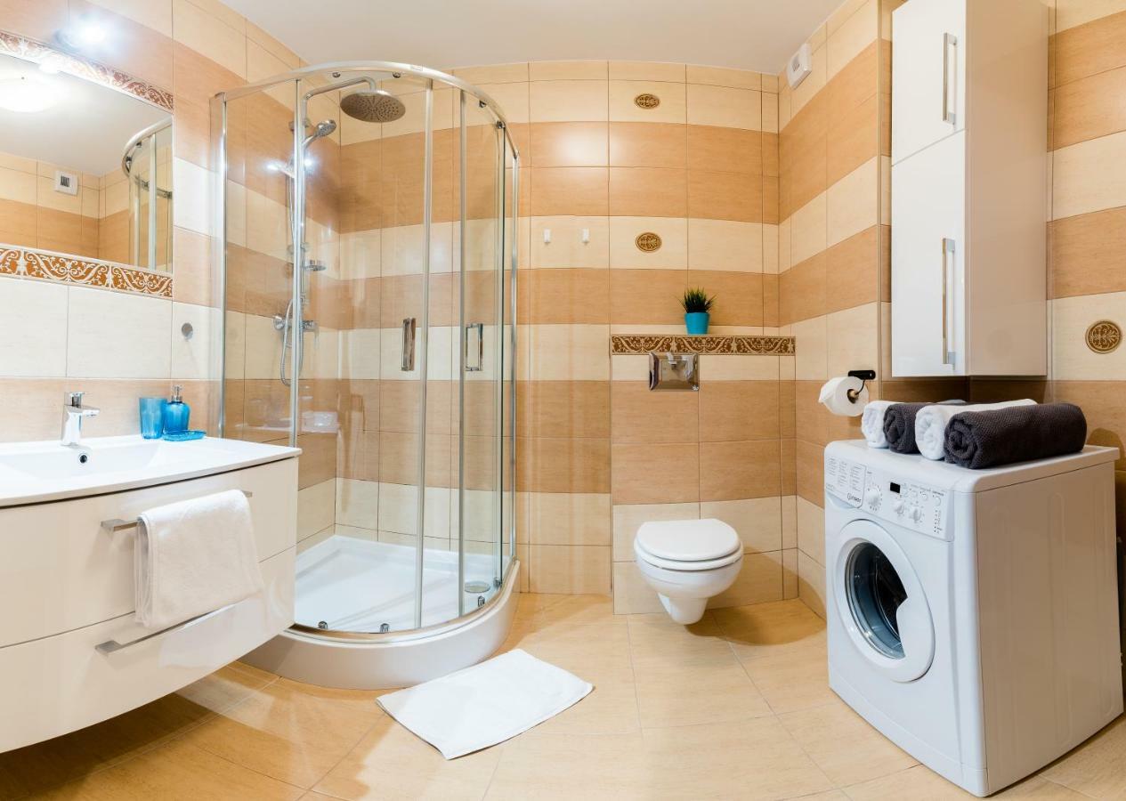 Apartament B&F Garbary Poznan Business & Family - Parking Exterior photo
