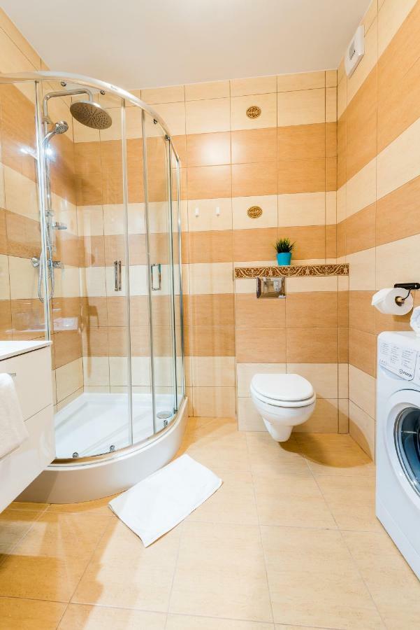 Apartament B&F Garbary Poznan Business & Family - Parking Exterior photo
